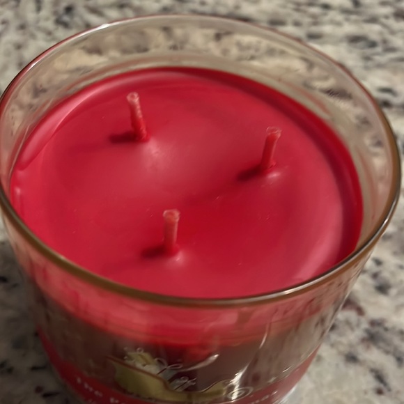 New. bath and Bodyworks the perfect Christmas candle - Picture 2 of 3